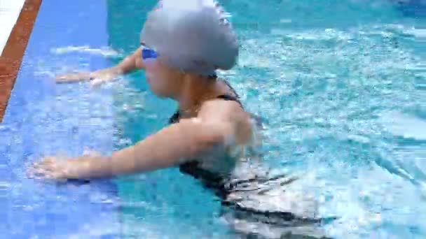 Mujer Nadadora Con Sombrero Gafas Baño Saliendo Una Piscina — Vídeos de Stock