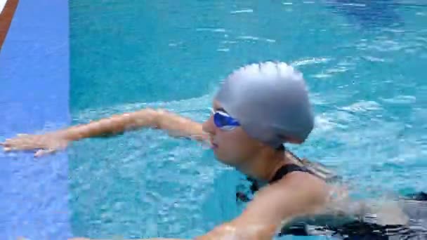 Schwimmerin Mit Hut Und Schwimmbrille Kommt Aus Einem Schwimmbad — Stockvideo