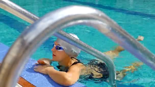 Yüzücü Kadın Kız Şapka Gözlük Smimming Havuzu Kenarında Dinlenme — Stok video