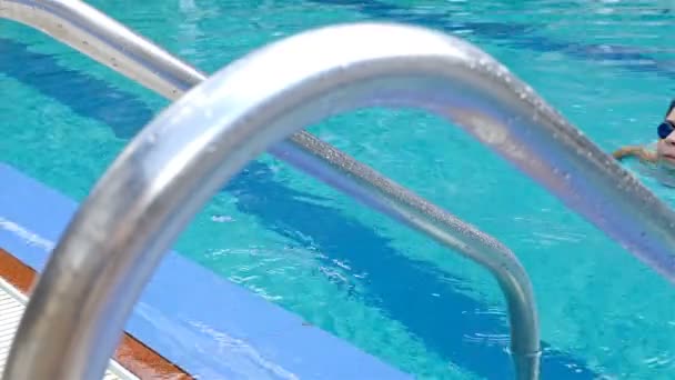 Petite Fille Avec Lunettes Natation Bord Une Piscine — Video