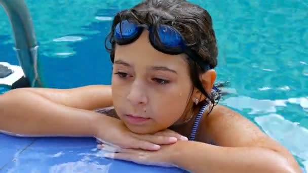 Porträt Eines Süßen Kleinen Mädchens Mit Schwimmbrille Rande Eines Schwimmbades — Stockvideo