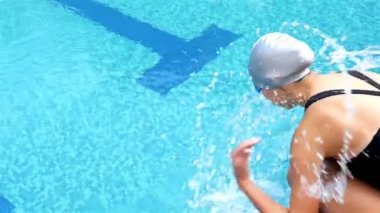 Profesyonel yüzücü kadın bir Yüzme Havuzu, 4 k başlangıç hazırlanıyor