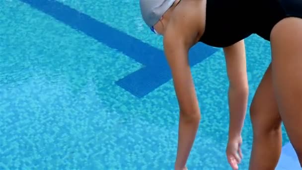 Mujer Nadadora Profesional Preparándose Inicio Una Piscina — Vídeos de Stock