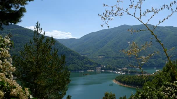 美丽的风景在淡水湖和水坝 Vucha 保加利亚 — 图库视频影像