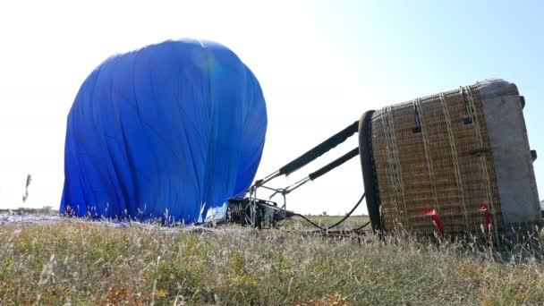 Blå Varm Luft Ballong Marken Förbereda För Flyg — Stockvideo