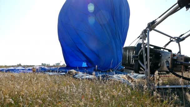 Μπλε Καυτό Baloon Αέρα Στο Έδαφος Προετοιμασία Για Πτήση — Αρχείο Βίντεο