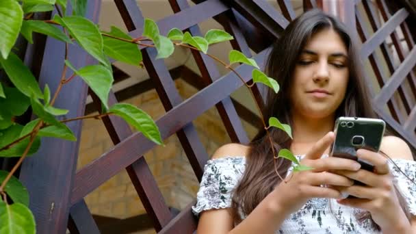 Menina Adolescente Usando Telefone Celular Mulher Bonita Digitando Telefone — Vídeo de Stock