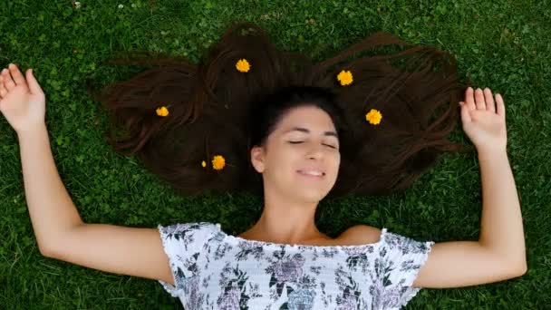 Mooie Gelukkig Lachend Meisje Liggend Het Gras Met Haar Bloemen — Stockvideo