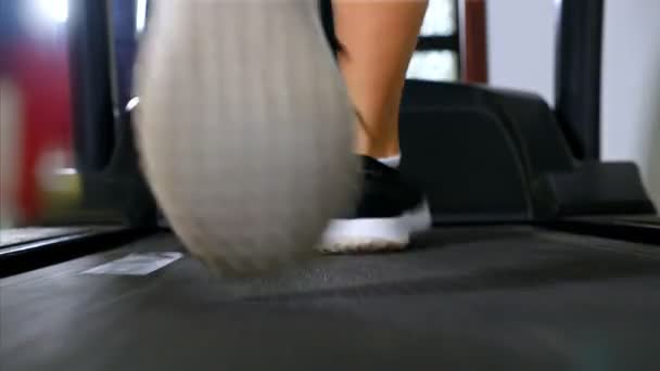 细节拍摄的女孩的脚跑步在运动健身房的跑步机 — 图库视频影像