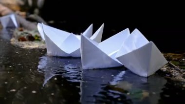 4 k nehirde yüzen kağıt tekneler