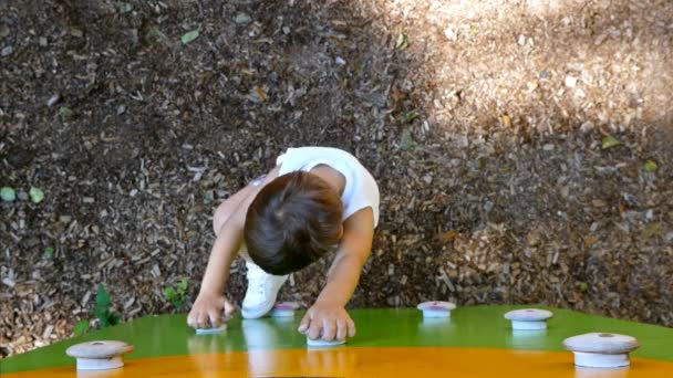 Bovenaanzicht Van Een Schattige Kleine Jongen Omhoog Klimmen Speeltuin — Stockvideo