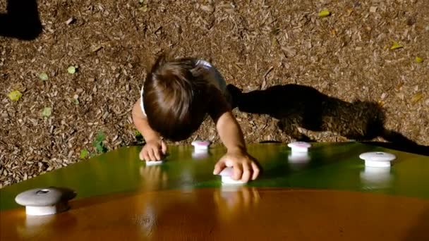 Vista Superior Lindo Niño Subiendo Patio Recreo — Vídeo de stock