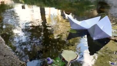 4 k nehirde yüzen kağıt tekneler