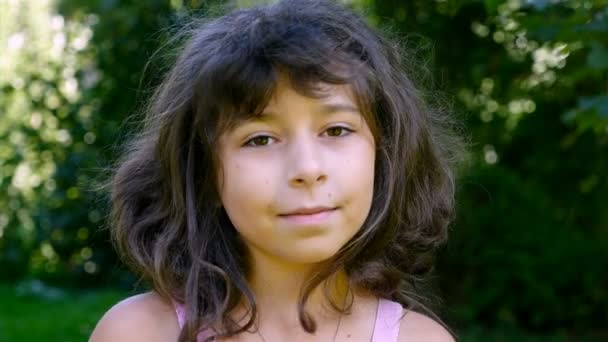 Retrato Una Linda Joven Sonriendo — Vídeos de Stock