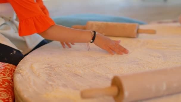 Kinderhände Die Mit Mehl Auf Dem Mit Mehl Bedeckten Holztisch — Stockvideo