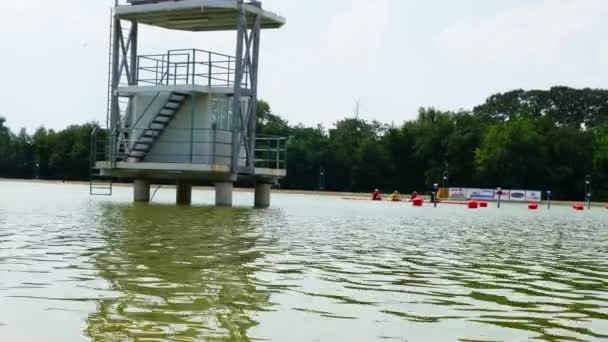 排行频道 运动员在训练中 城市赛艇运河 — 图库视频影像