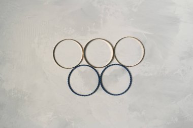 Gri arka planda yuvarlak bilezikler