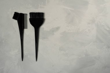 Beyaz arkaplanda saç boyama için siyah araçlar