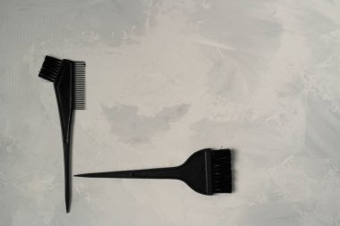 Beyaz arkaplanda saç boyama için siyah araçlar