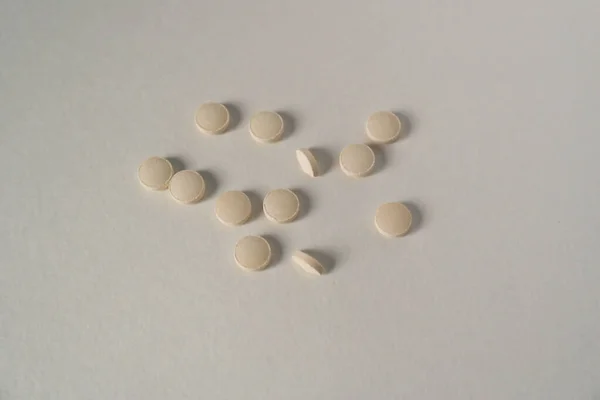 Vitamin Tabletták Szürke Háttér — Stock Fotó