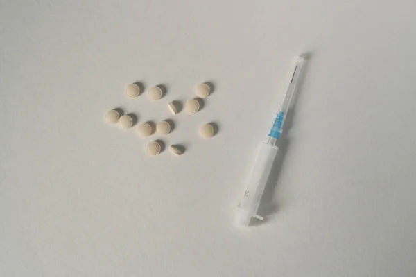 Белый Маленький Шприц Нейтральном Фоне Витаминами — стоковое фото