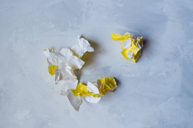 Sarı yırtık ve buruşuk kağıt üzerinde gri bir arkaplan