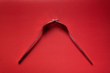 Kırmızı zemin üzerinde demir çatallar