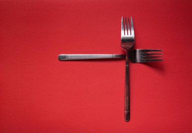 Kırmızı zemin üzerinde demir çatallar