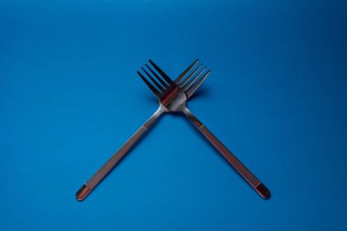 Mavi zemin üzerinde demir çatal