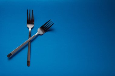 Mavi zemin üzerinde demir çatal