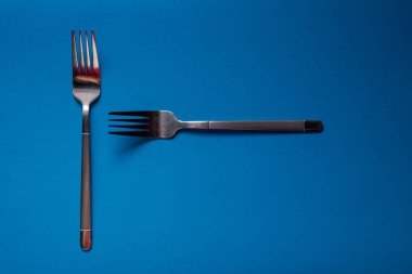 Mavi zemin üzerinde demir çatal