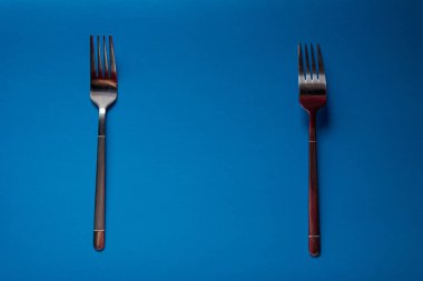 Mavi zemin üzerinde demir çatal