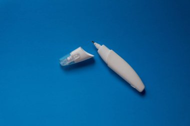 Koyu mavi arkaplana yazmak için beyaz düzeltici