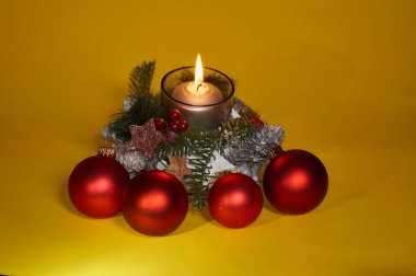 Noel öncesi için mumlar yanan ile Noel çelenk