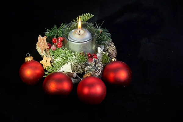 Couronne de l'Avent avec des bougies allumées pour la période d'avant Noël — Photo