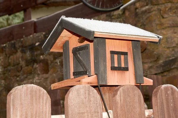 Alimentatori di uccelli in un giardino su una recinzione . — Foto Stock