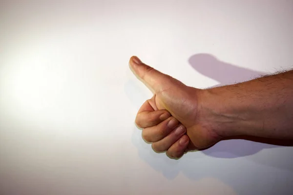 El gesto de una mano sobre fondo blanco, aislado — Foto de Stock