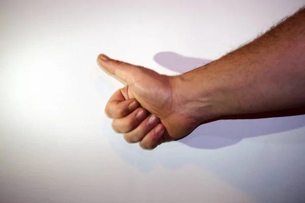 El gesto de una mano sobre fondo blanco, aislado — Foto de Stock