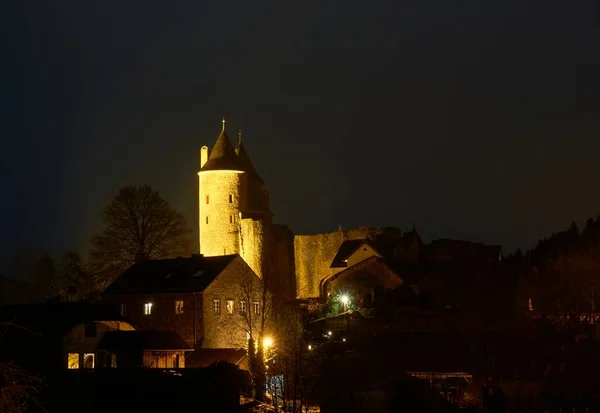 Larga exposición en la noche desde el bertradaburg en muerlenbach en el eifel, Alemania — Foto de Stock