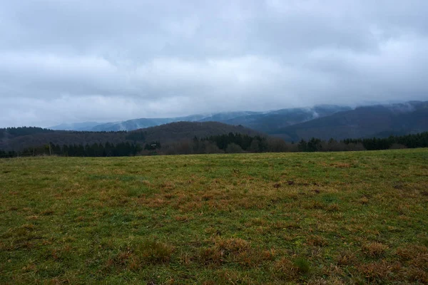 Début décembre hivernal Photo d'un paysage de l'Eifel avec des nuages brumeux — Photo