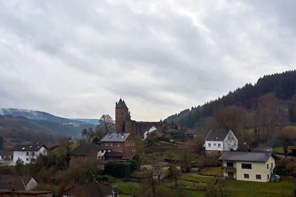 Bertrada - Eifel Almanya 'daki şato bulutlu bir Aralık gününde. — Stok fotoğraf