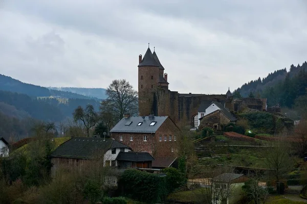 Bertrada - castillo en la Alemania Eifel en un día nublado de diciembre. —  Fotos de Stock