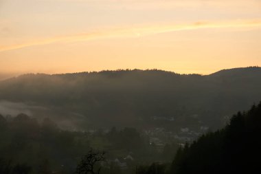 Eifel Almanya 'sının akşam sisli manzarası.