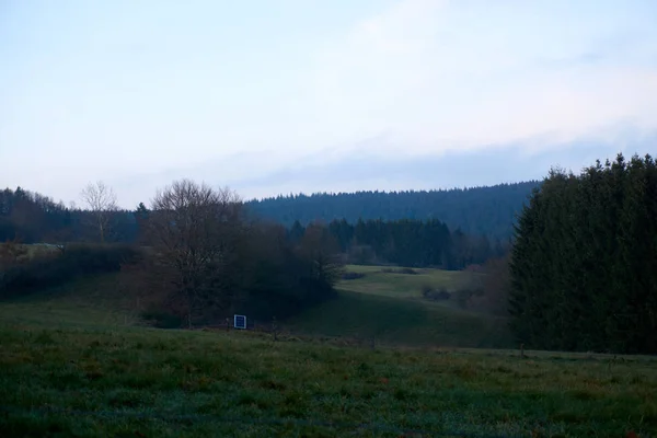 Krajina Eifel Německo s mlhou ve večerních hodinách. — Stock fotografie