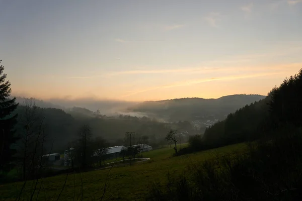 Image de paysage de l'Eifel Allemagne avec brouillard dans la soirée . — Photo