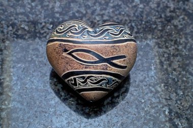 Valentine 'ın kalbi taştan yapılmış mermer bir levhada fotoğraflanmış..