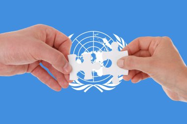 Birleşmiş Milletler bayrağı, çok kültürlü bir grup genç insan bütünleştirme