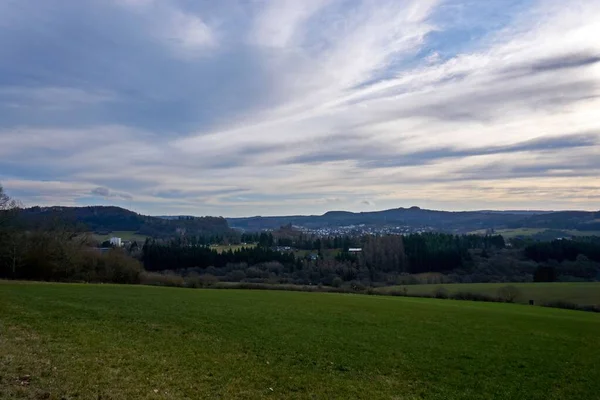 Fotografie kopcovité krajiny v lednu z gerolstein germany-eifel. — Stock fotografie