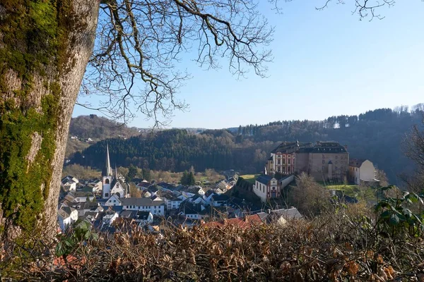 Castelo Malberg, vista da rua principal, em Malberg, na Renânia-Palatinado, Alemanha — Fotografia de Stock