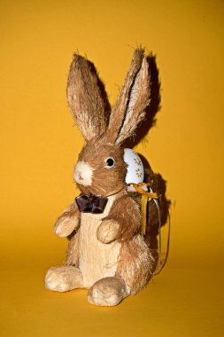 Paskalya Tavşanı ayrıca Paskalya Tavşanı olarak da bilinir ve Paskalya yumurtası getiren bir tavşan olarak tasvir edilir.